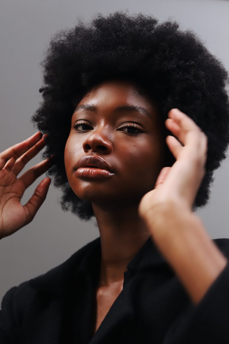 femme aux cheveux crépus avec un afro